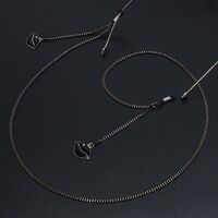 Black-colored metal non-slip chain, with pendant black lips, for glasses and masks GL595