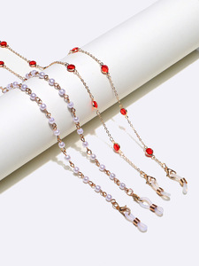 Set of two glasses chain with pearls and red crystals GM132