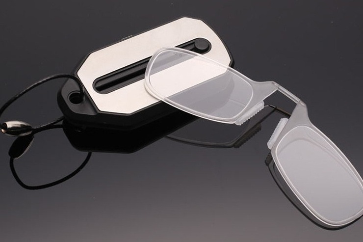 Portable folding pince-nez reading glasses in a keychain 001