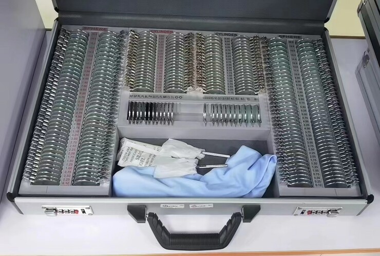 Меднабор из 232 пробных линз в металлических оправах в алюминиевом кейсе