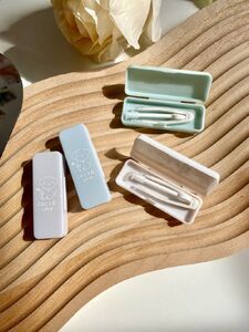 Пинцет пластиковый с палочкой в индивидуальной упаковке в цветной коробочке MT200, длина пинцета 4,5 см