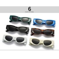 Пластиковые женские солнцезащитные очки в форме 