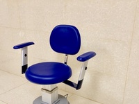 Хирургический табурет, стул-кресло операционный вращающийся на колесиках с подъемником для кабинета офтальмолога DTL16 с подлокотниками