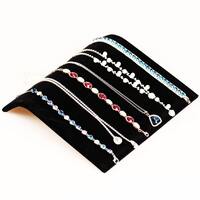 Витрина для демонстрации цепочек с изгибом 