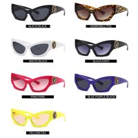 Пластиковые солнцезащитные очки в форме 