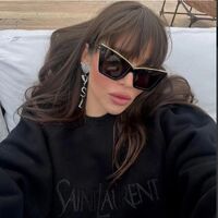 Пластиковые женские солнцезащитные очки с формой 