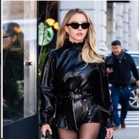 Пластиковые женские солнцезащитные очки в форме 