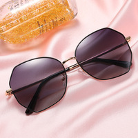 Polarized sunglasses with UV400 protection F8063