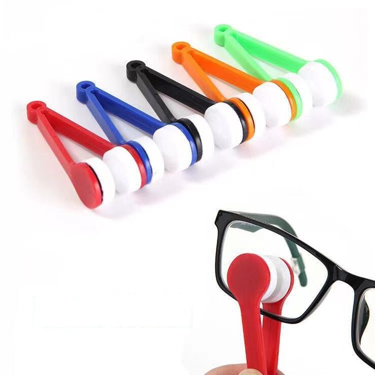 Portable microfiber glasses cleaning clip