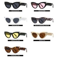 Пластиковые женские солнцезащитные очки в форме 