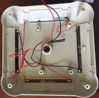 Подставка для очков настольная - вращающаяся витрина с питанием от солнечной панели 003白