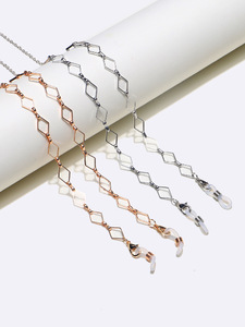 Set of two glasses chain with diamond and crown hollow forms GM101