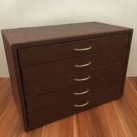 Офисный бокс настольный - витрина для оправ и очков, черный/коричневый цвет, на 75 мест JS-C181007