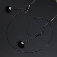 Black-colored metal non-slip chain, with black feather, for glasses and masks GL703