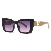 Пластиковые солнцезащитные очки в форме 