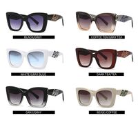 Пластиковые солнцезащитные очки в форме 