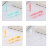 Пинцет пластиковый с присоской в индивидуальной упаковке DY-1055, длина пинцета - 4,8 см