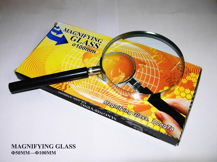 Лупа в металлическом ободке