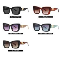 Пластиковые солнцезащитные очки в форме 